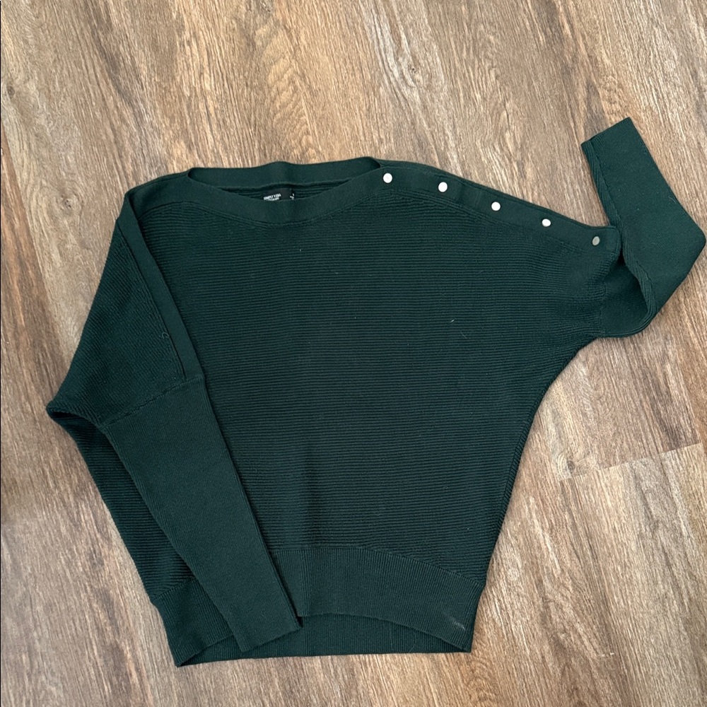 Elegant Green Sweater with Button Detail